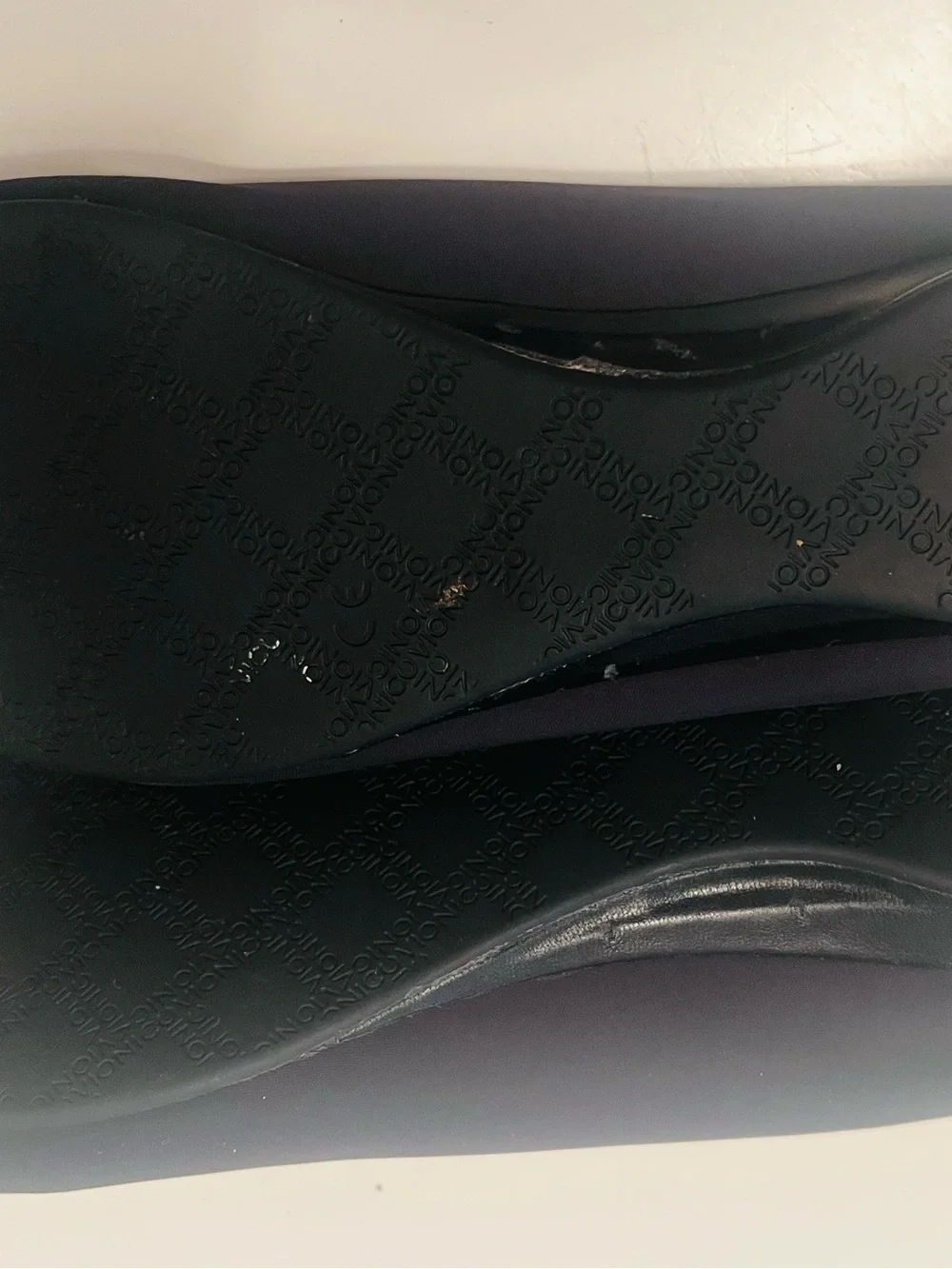 Vionic sleek black